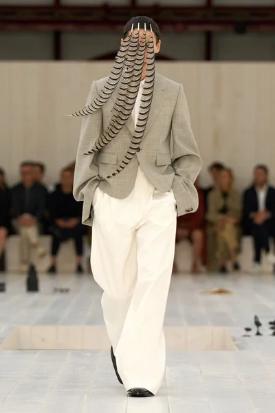 Look 32